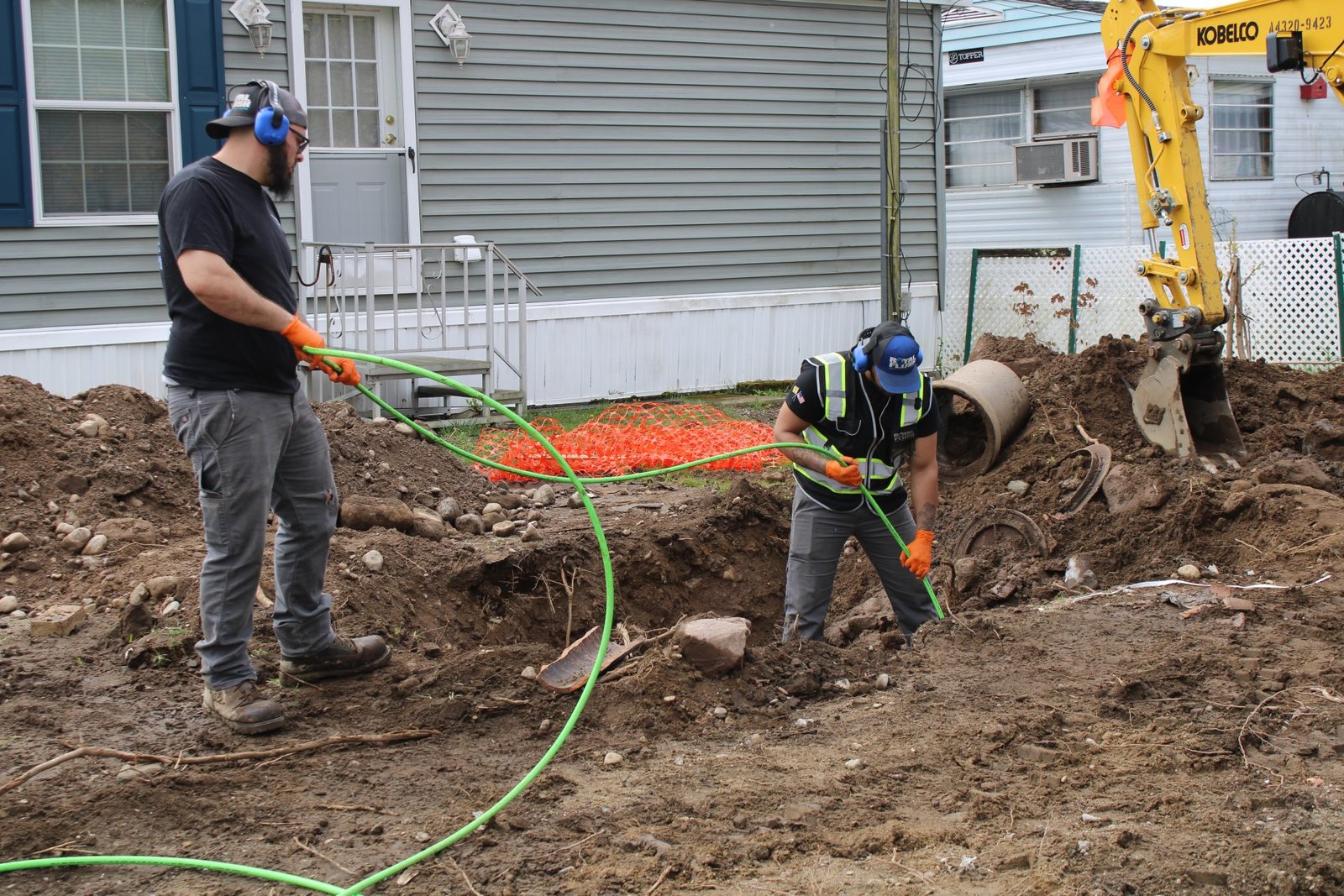 hydrovac excavation contractor working around underground utilities